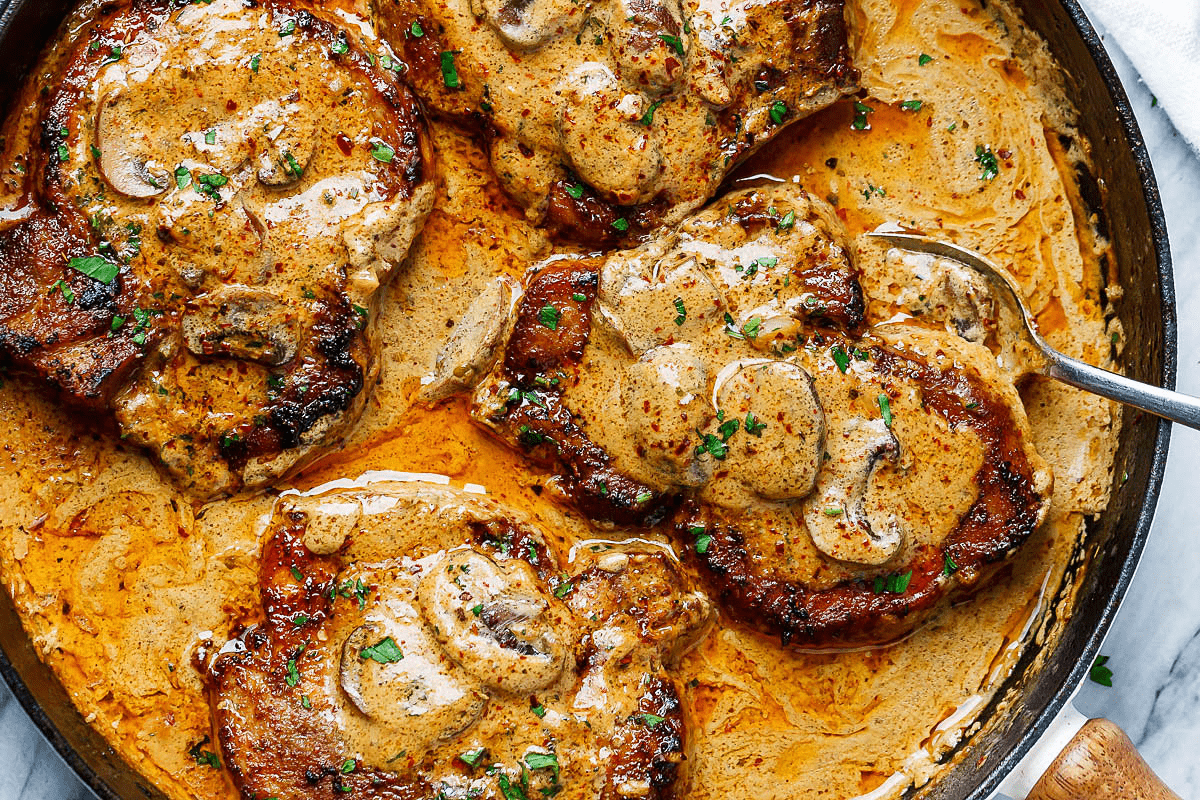 Keto Garlic Pork Chops in Creamy Mushroom Sauce - Diet keto